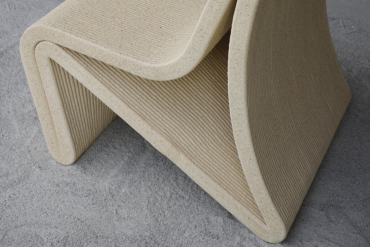 The burnished finish highlights the singular character of each piece, where the aggregate remains partially exposed.