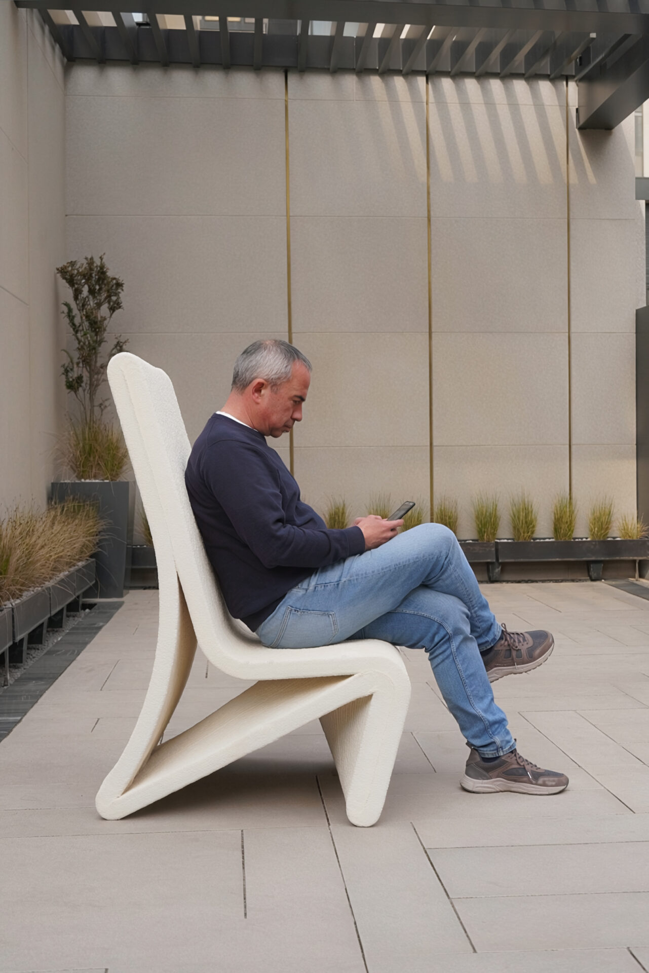 Gata’s base colour is an off-white that takes on a beige tone when burnished.