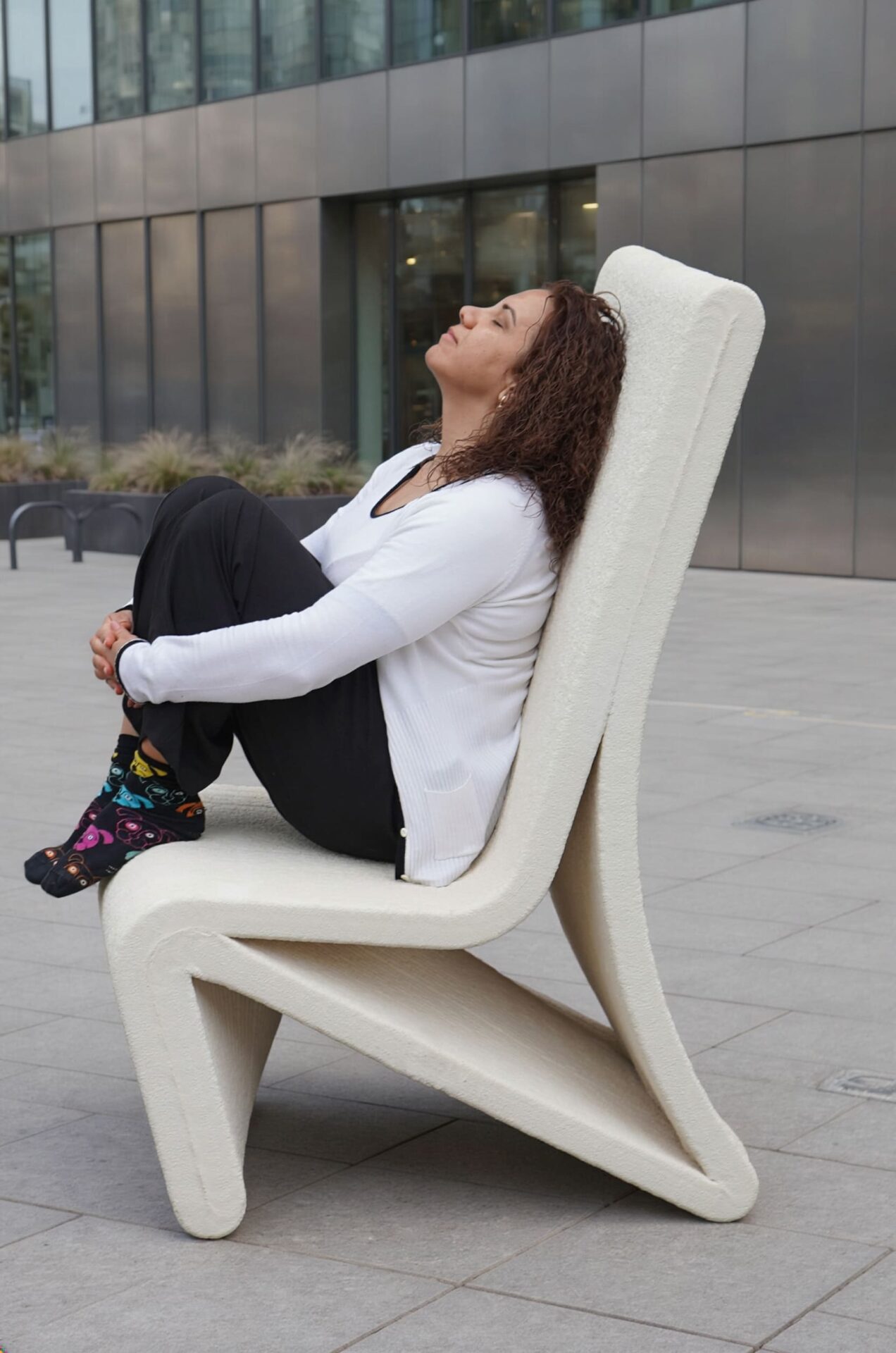 Gata combines design and functionality: ergonomics and structural performance.