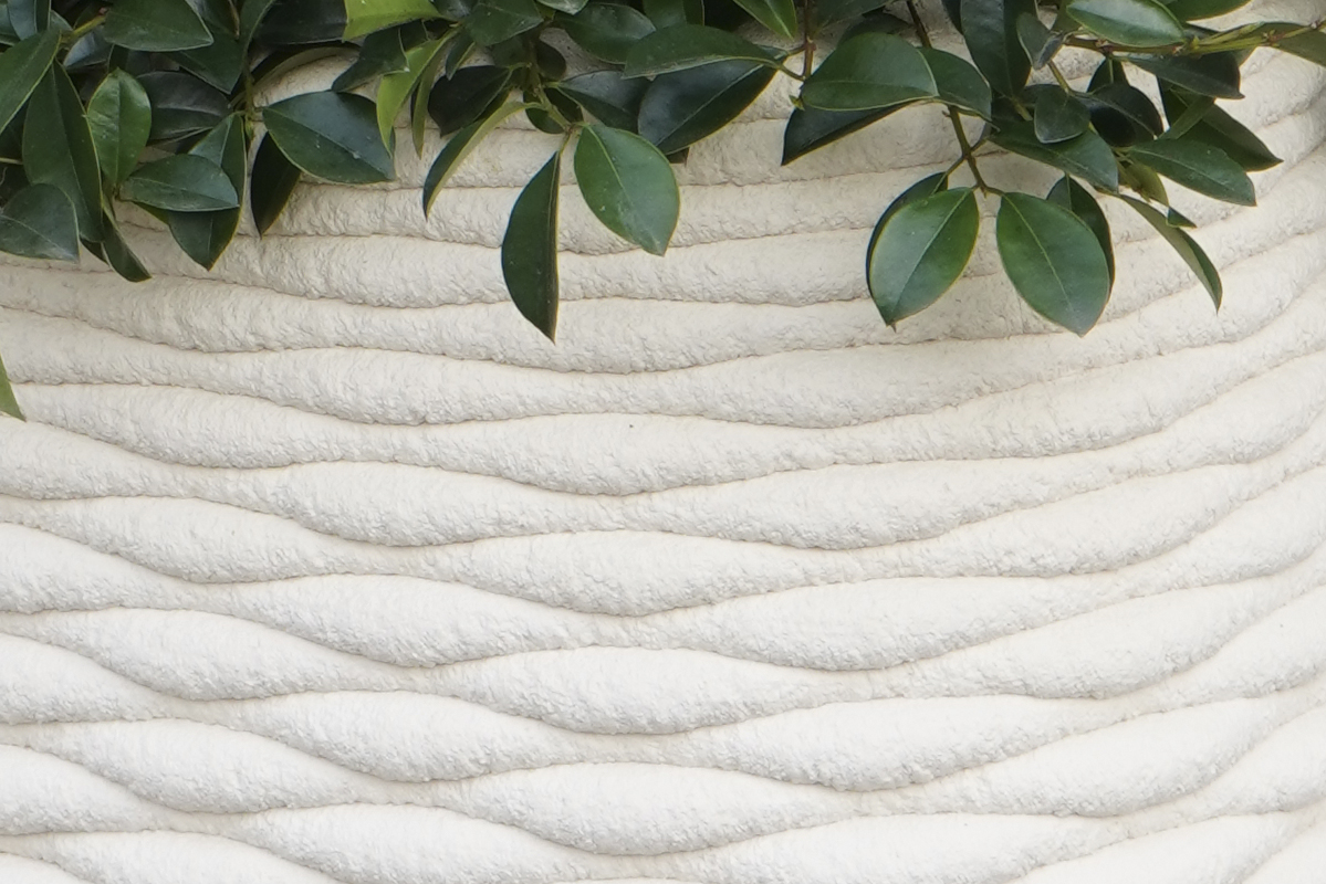 Detail of the neutral surface finish, where the stratification of the printing process remains visible.