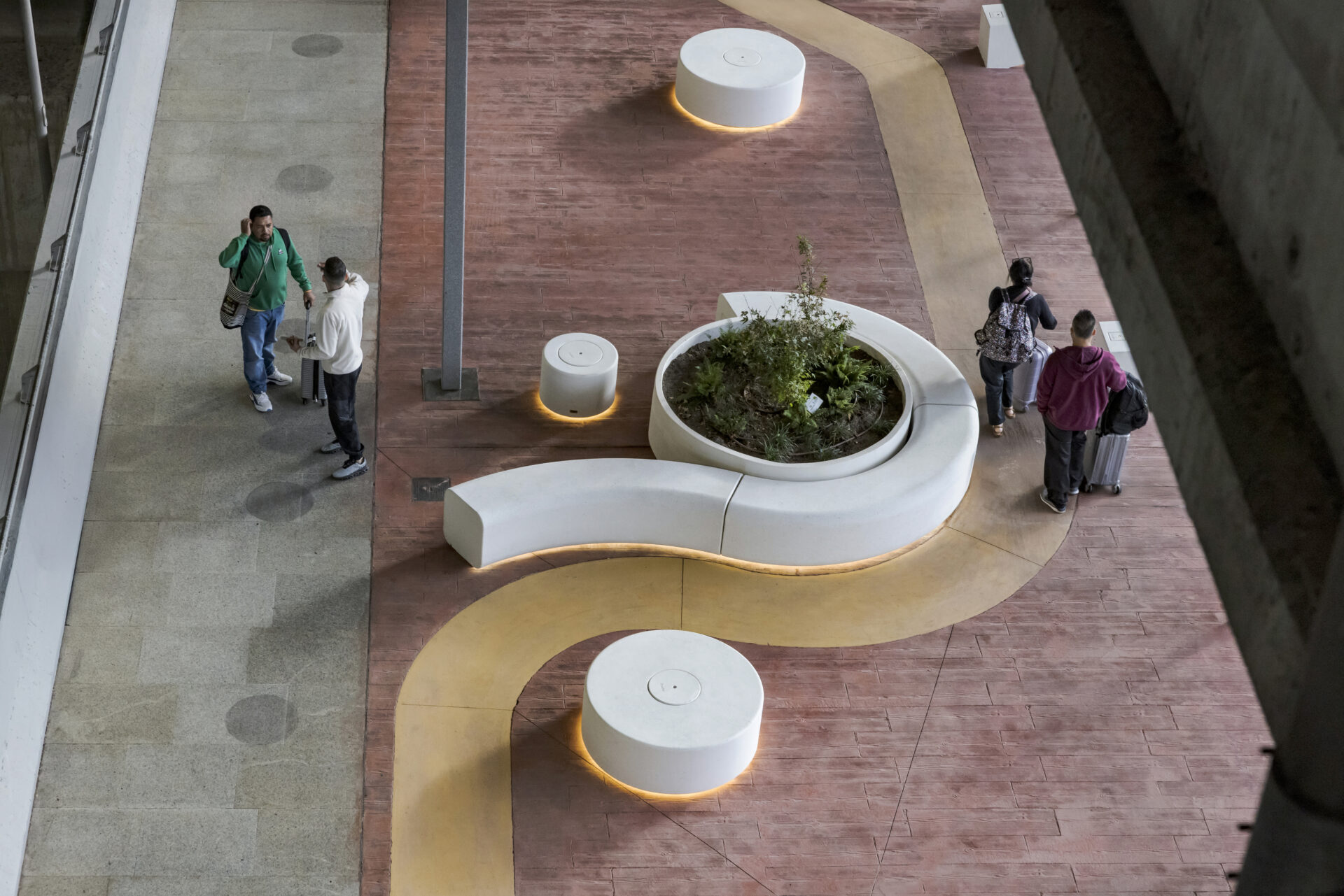 Aeropuerto Adolfo Suárez Mobiliario urbano Escofet